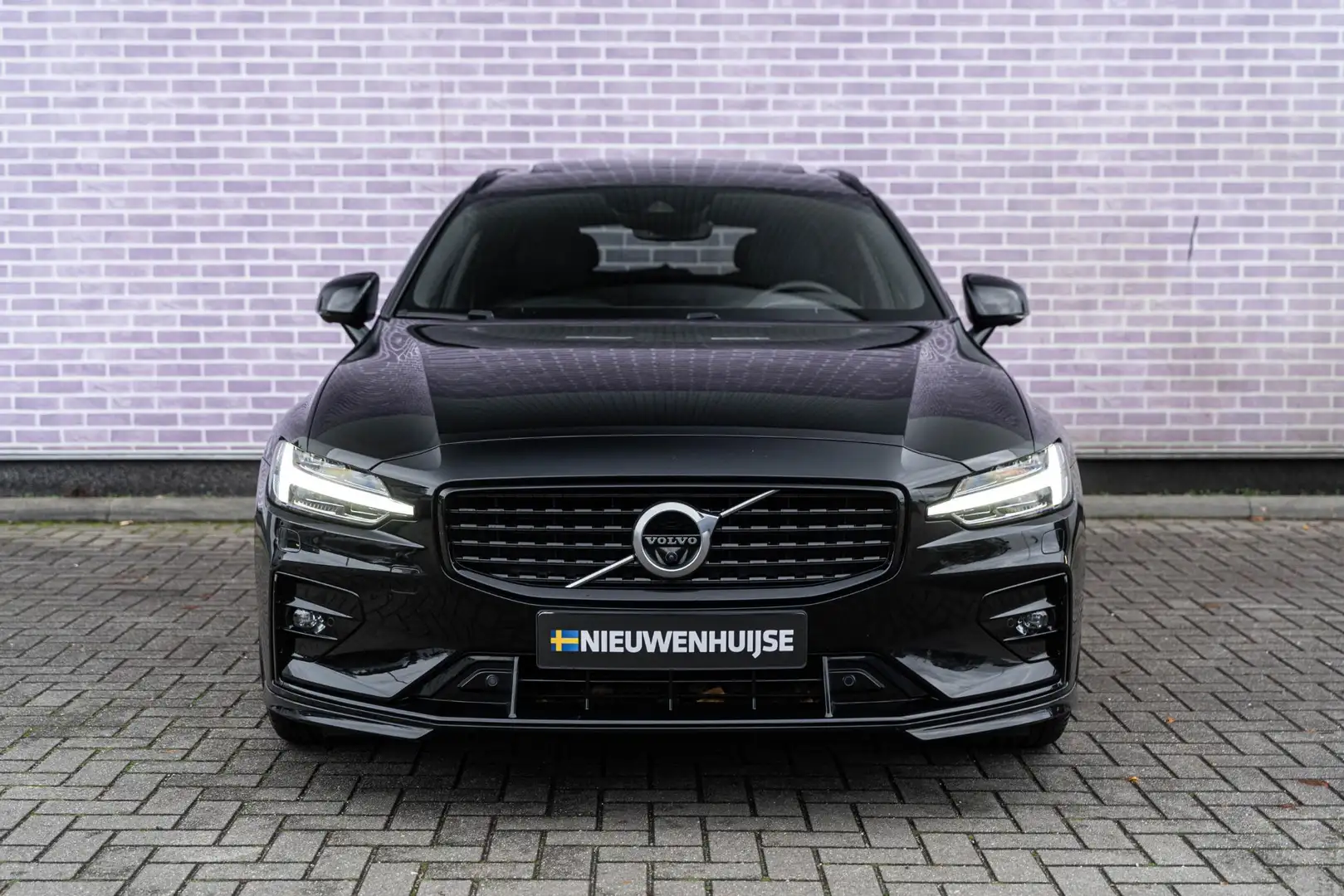 Volvo V60 2.0 B4 R-Design | Adaptieve Cruise Control | Trekh Zwart - 2