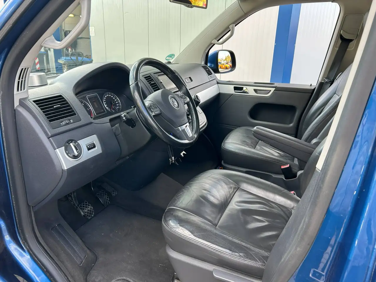 VOLKSWAGEN T5 MULTIVAN HIGHLINE 2.0 BITDI 4MOTION 180ch - CUIR - TOIT OUVRANT - GPS - ATTELAGE - CHAUFFAGE AUXILIAIRE
