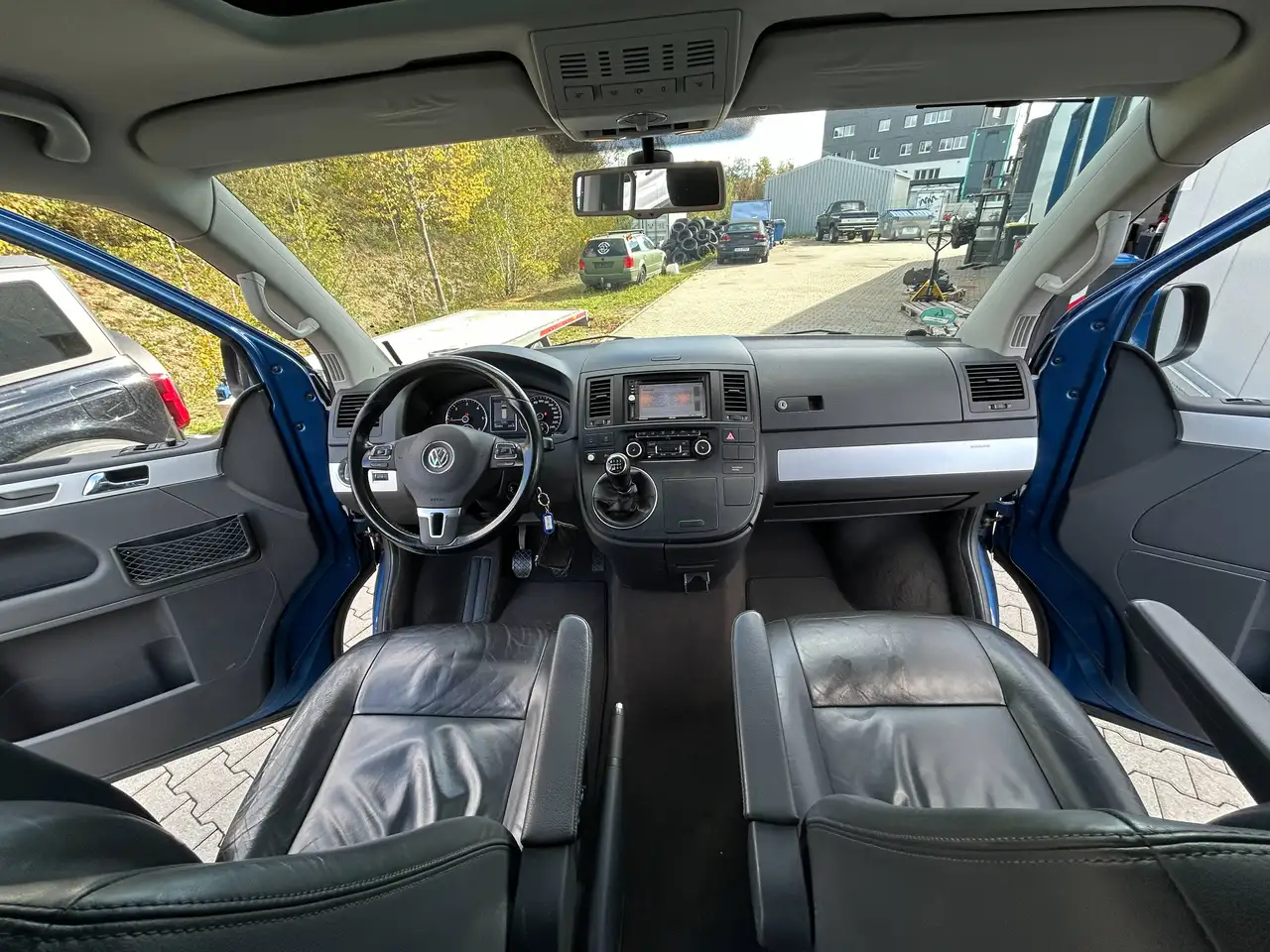 VOLKSWAGEN T5 MULTIVAN HIGHLINE 2.0 BITDI 4MOTION 180ch - CUIR - TOIT OUVRANT - GPS - ATTELAGE - CHAUFFAGE AUXILIAIRE
