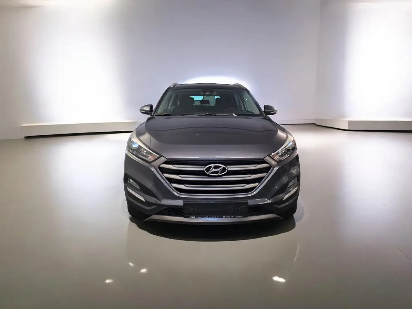 Hyundai TUCSON Intro Edition 1.6T-GDI 4WD Navi Kamera Grau - 2
