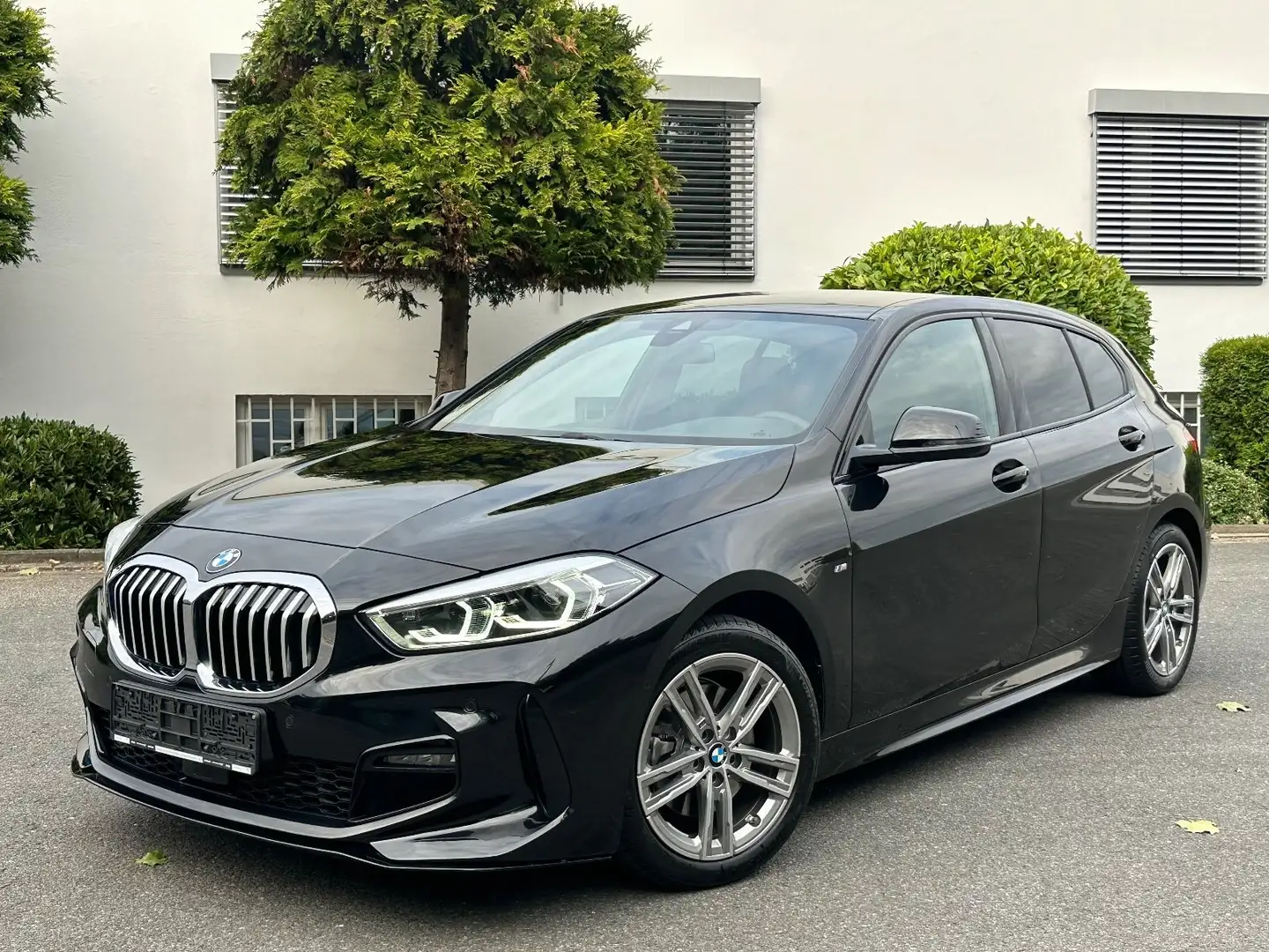 BMW 118 i Lim*M-SPORTPAKET*SHADOW-LINE*16-TKM* Schwarz - 1