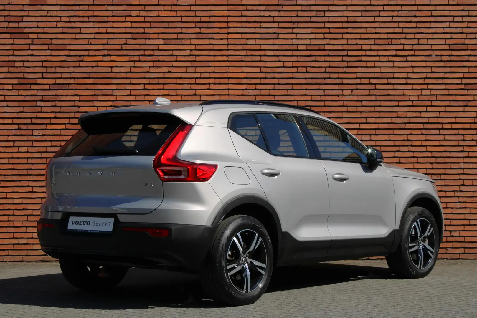 Volvo XC40 B4 Plus Dark | Trekhaak | Verwarmbare Voorstoelen Grijs - 2