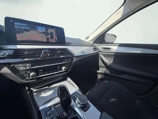 BMW 5 Series view 10