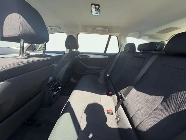 BMW 5 Series view 9