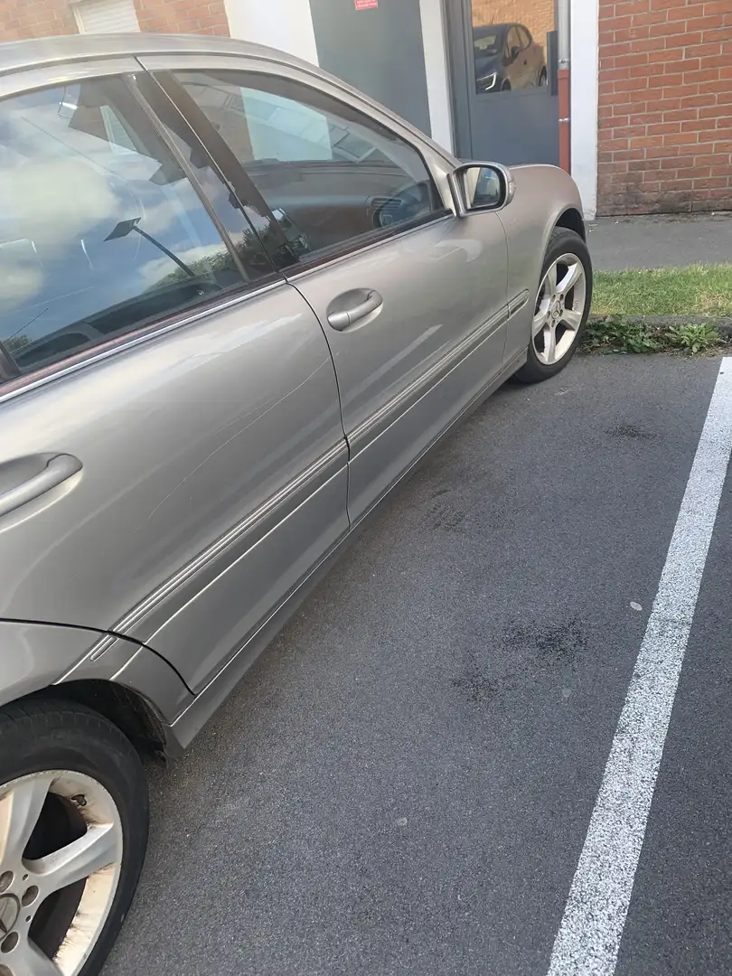 Mercedes-Benz 200 200 TD Contact - 2