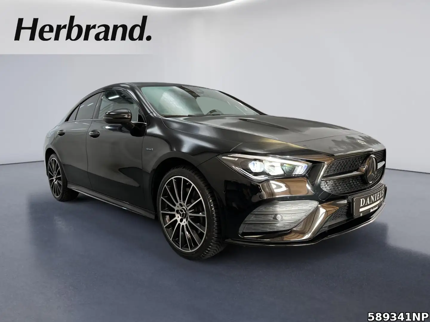 Mercedes-Benz CLA 250 e Coupé AMG Line Schwarz - 2