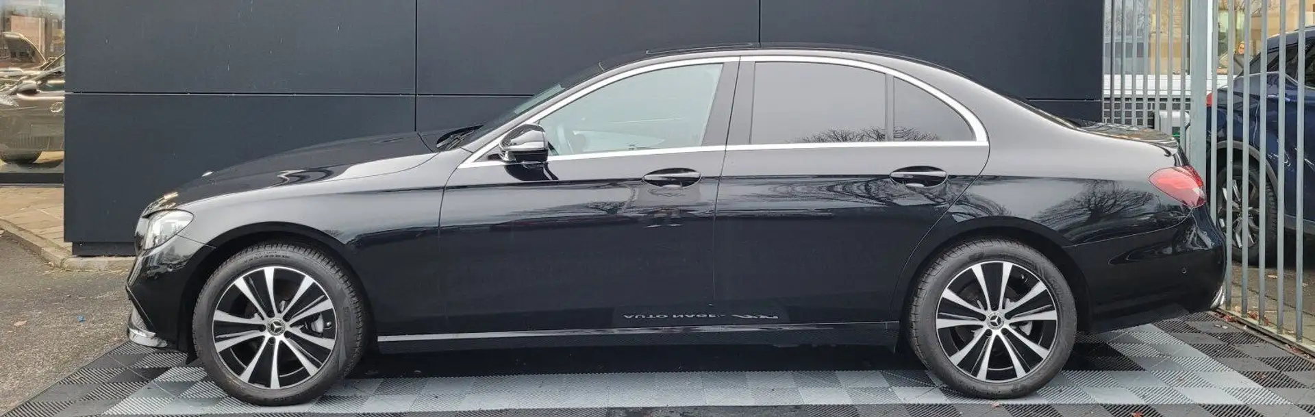 Mercedes-Benz E 220 d Exclusive NUOVO MODELLO-TETTO APRIBILE-DISTRONIC Nero - 1