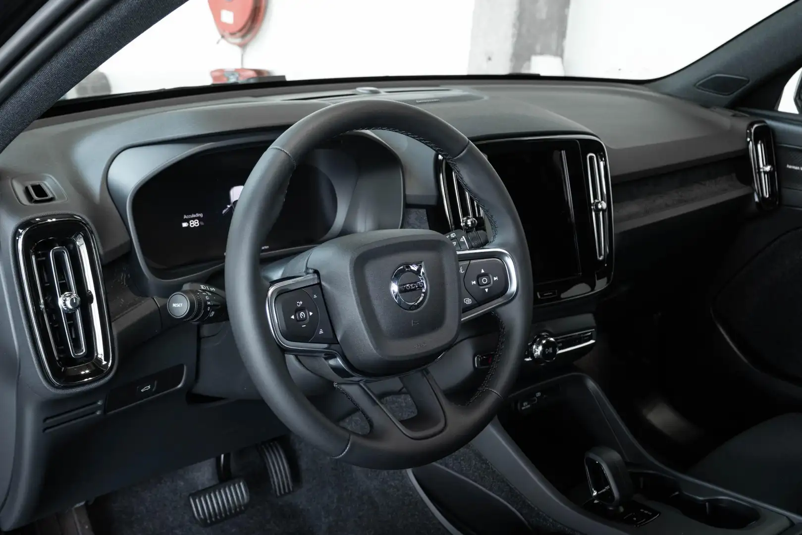 Volvo EX40 Single Motor Extended Range Plus 82 kWh |  All Sea Zwart - 2