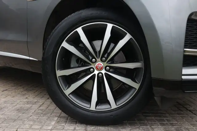 Jaguar F-Pace view 2