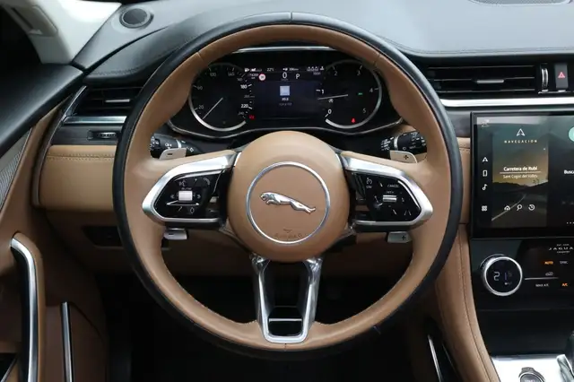 Jaguar F-Pace view 13