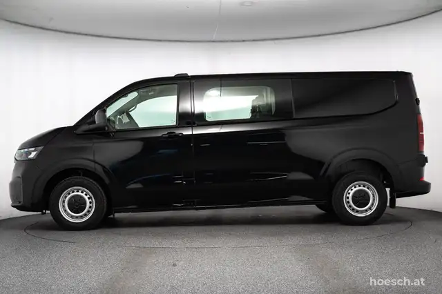 Volkswagen Transporter view 3