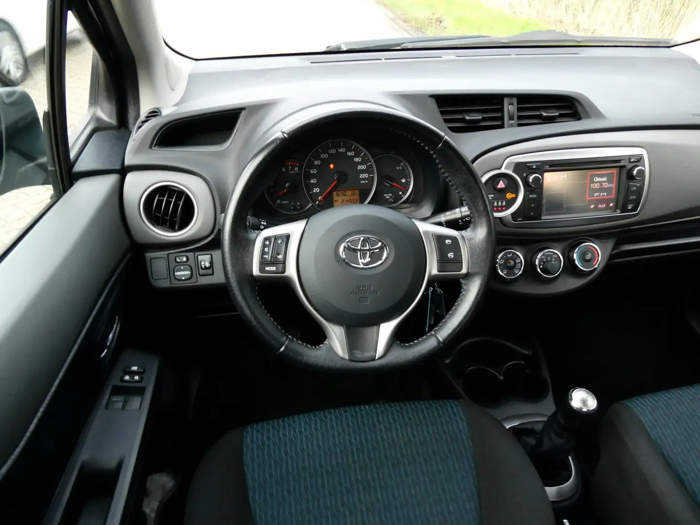 Toyota Yaris 1.0 VVT-i Aspiration 5-deurs 2e eigenaar Airco Zui Gris - 2