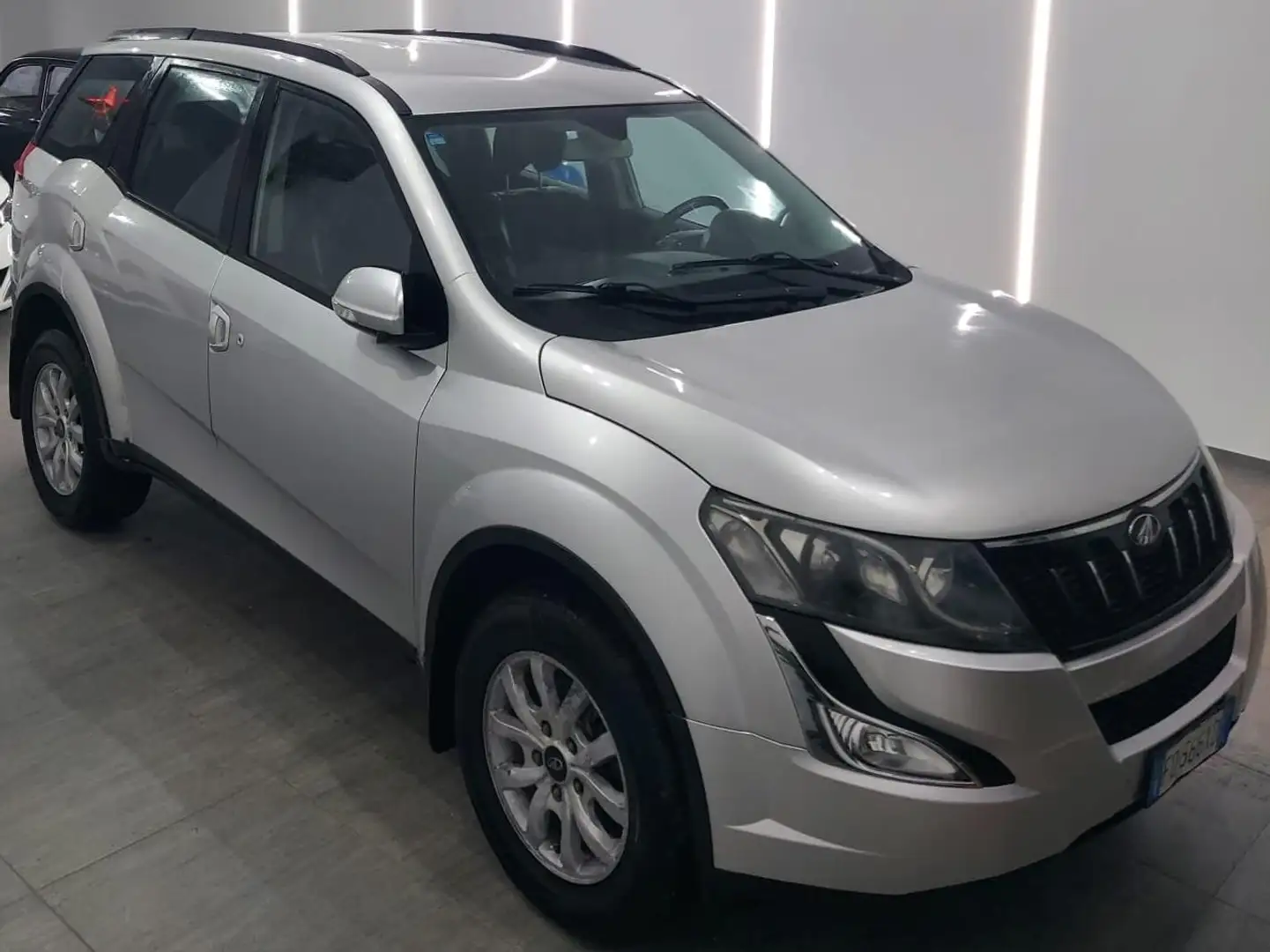 Mahindra XUV500 XUV500 2.2 16v W8 awd Gris - 2