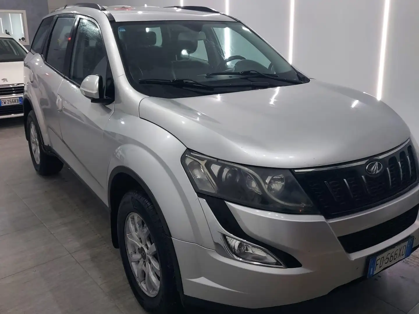 Mahindra XUV500 XUV500 2.2 16v W8 awd Gris - 1