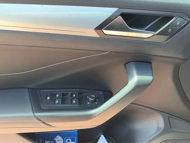 Volkswagen T-Roc view 7