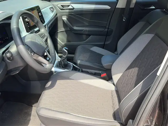 Volkswagen T-Roc view 9