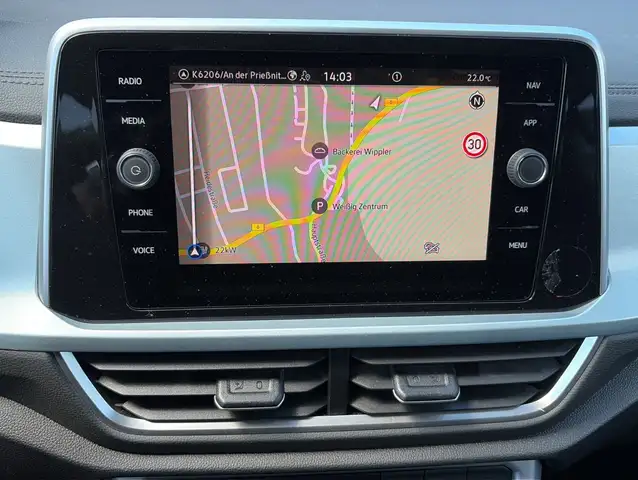 Volkswagen T-Roc view 11