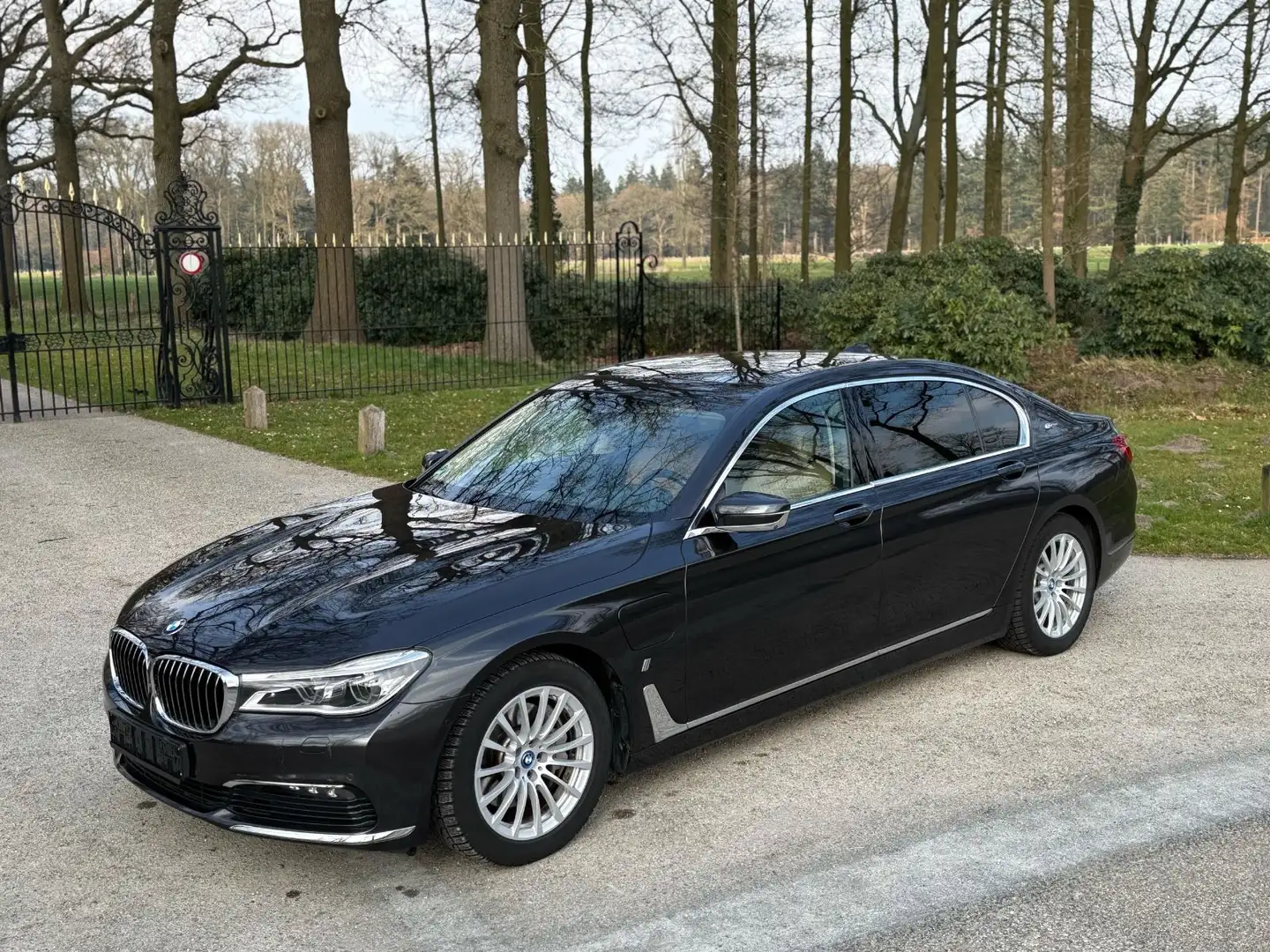 BMW 740 Lim 740 L e xDrive *Volle BMW Historie*Garantie* Grau - 1
