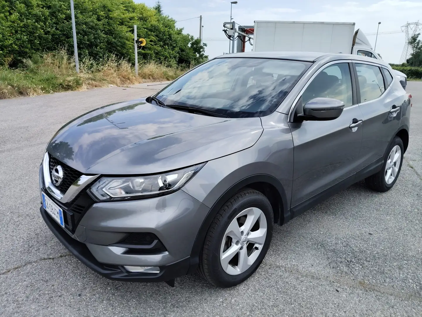Nissan Qashqai 1.5 dci Business 115cv dct Grijs - 1