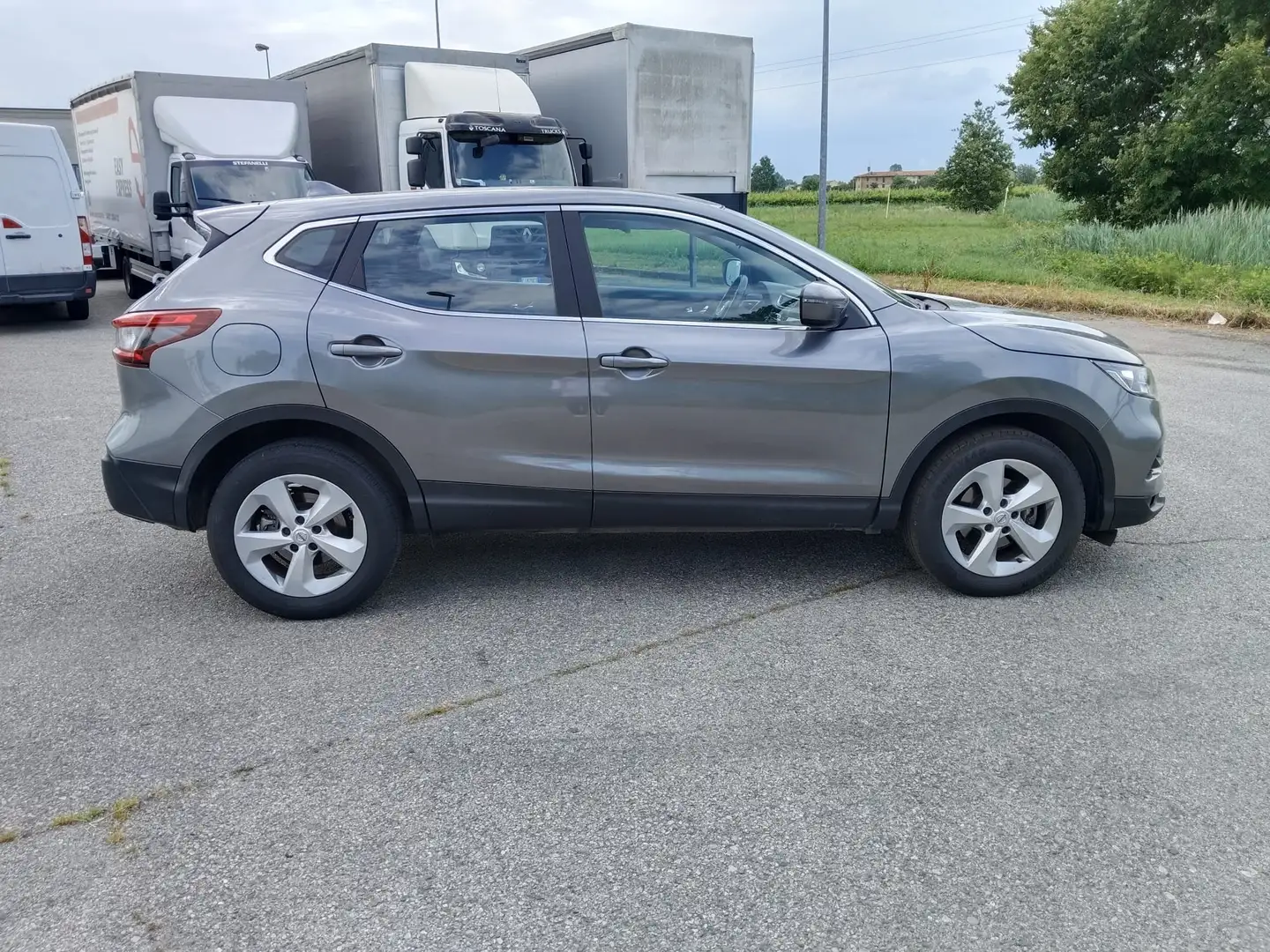 Nissan Qashqai 1.5 dci Business 115cv dct Grijs - 2