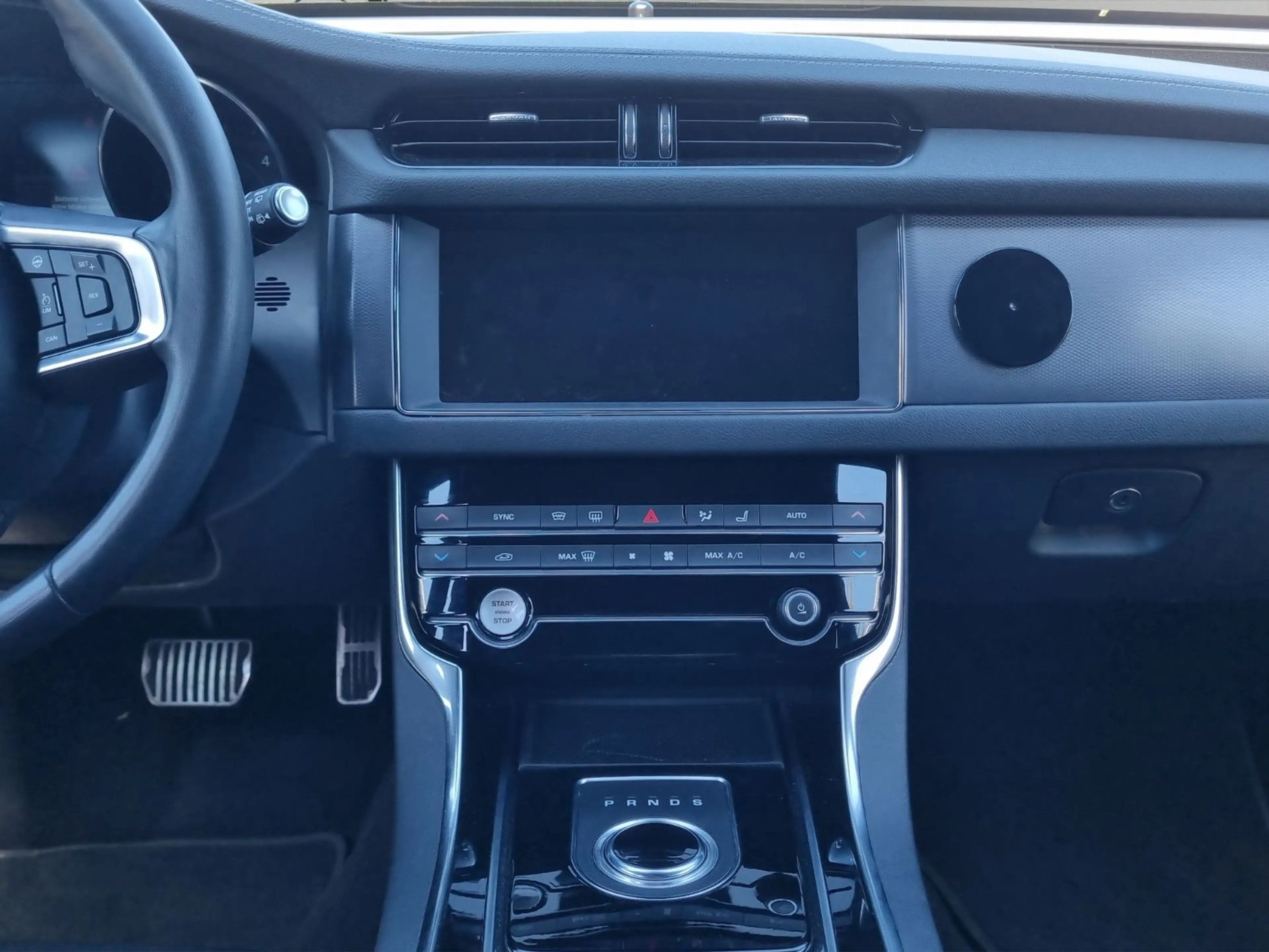 Jaguar XF Sportbrake 20d R-Sport AWD MERIDIAN/LED/LR-HZ — photo 13