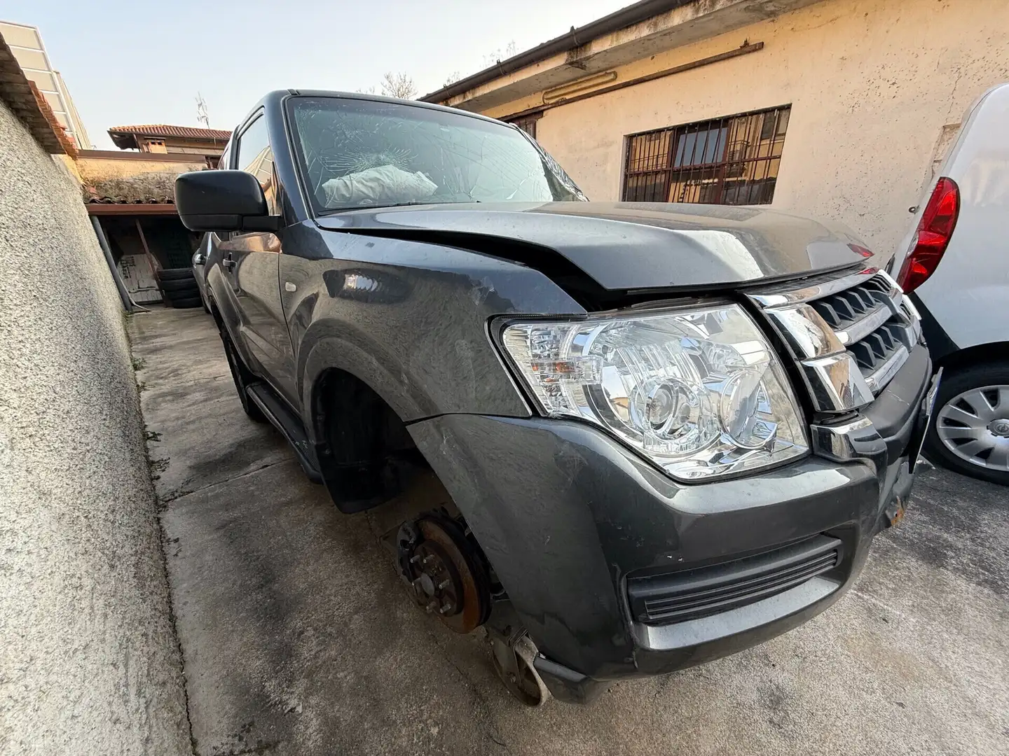 Mitsubishi Pajero 3.2 DI-D 16V aut. 3p. Intense DPF Grigio - 1