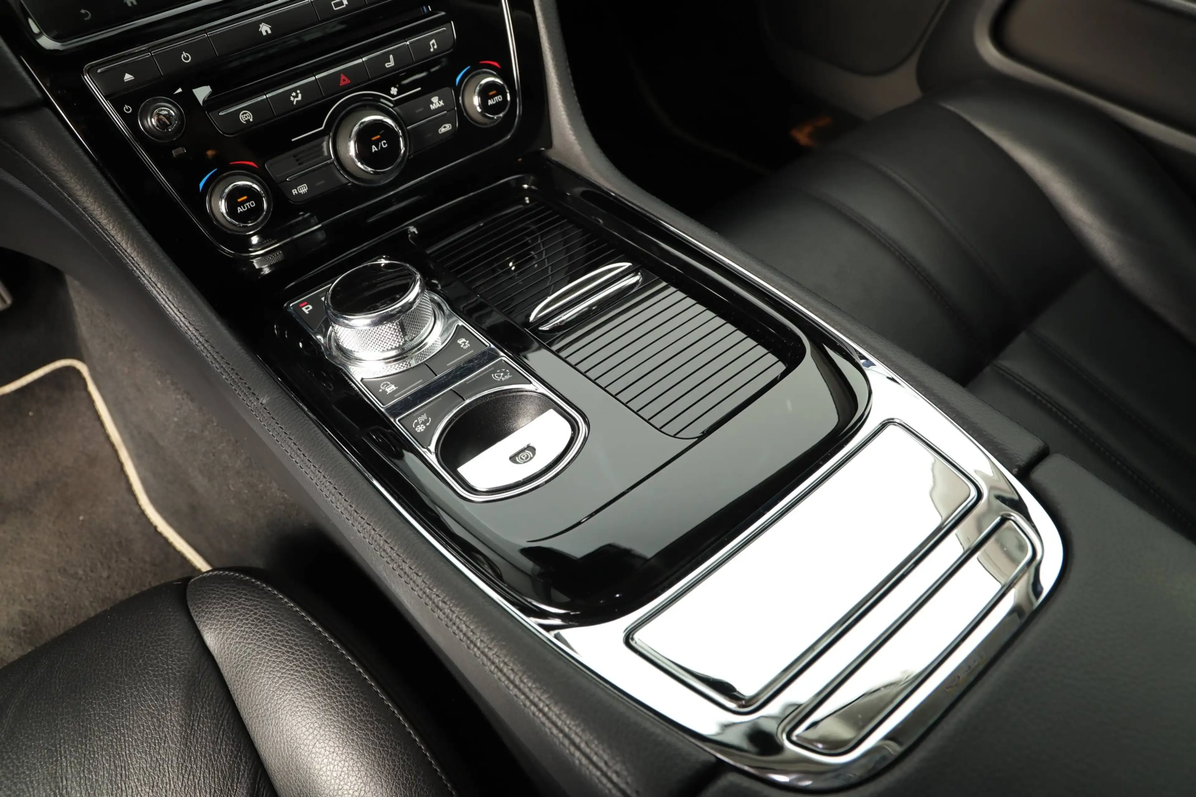 Jaguar XJ XJ Diesel 3.0 V6 Diesel Premium Luxury U-FREI S-HEFT MWST — photo 12
