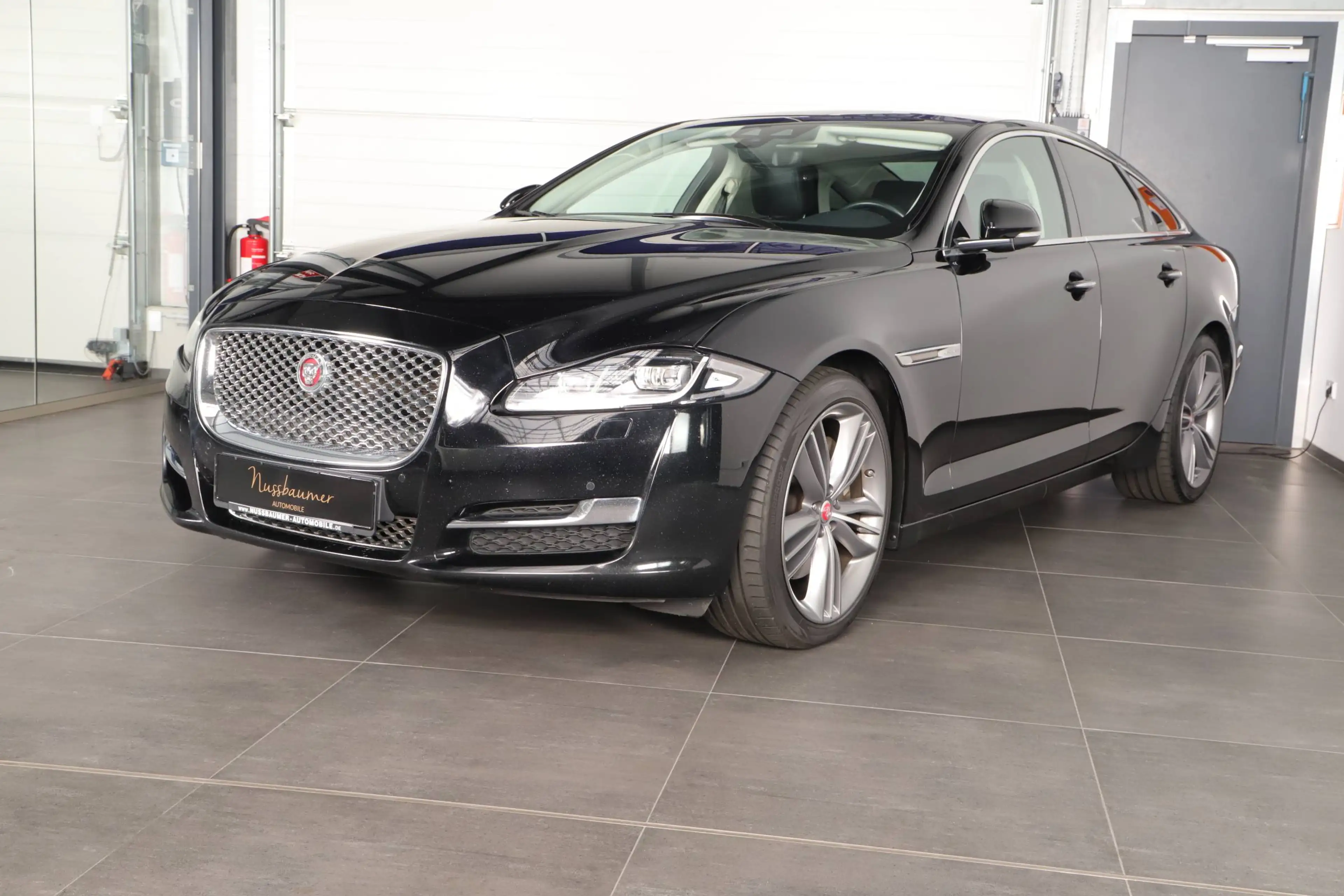 Jaguar XJ XJ Diesel 3.0 V6 Diesel Premium Luxury U-FREI S-HEFT MWST — photo 2