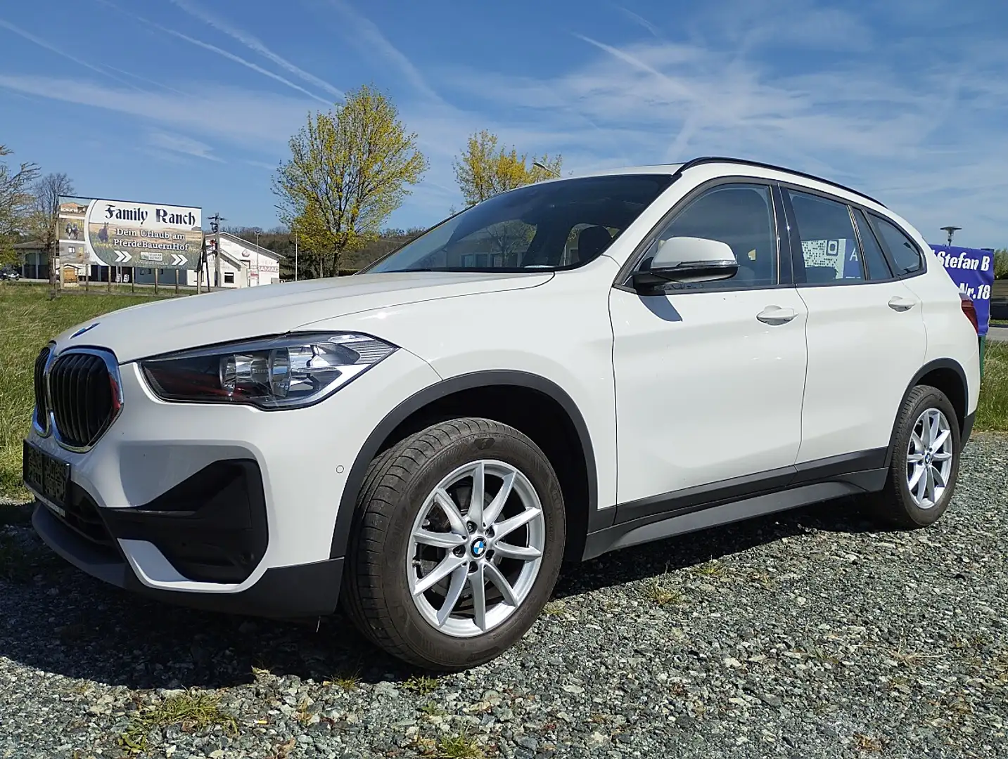 BMW X1 sDrive18d Aut.Advantage,Panoramadach,Head-up-Di... Weiß - 2