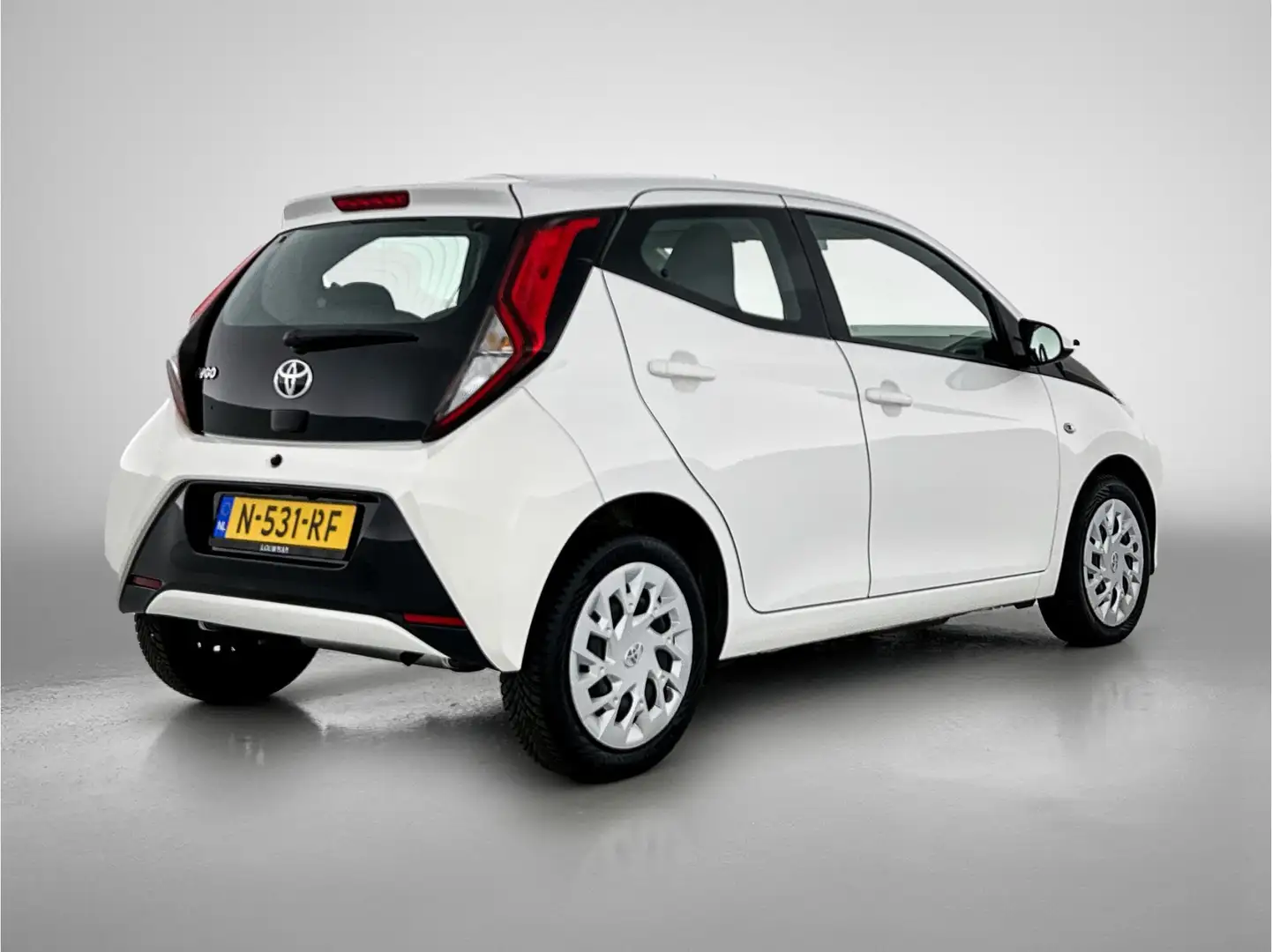 Toyota Aygo 1.0 VVT-i x-play | Weinig km | Dealer onderhouden Wit - 2