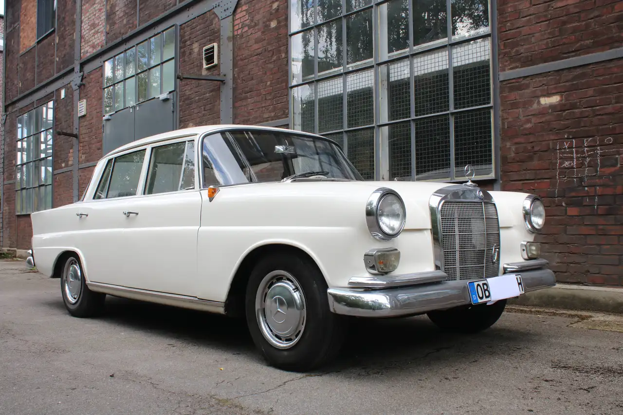 Mercedes-Benz 190 Heckflosse W110, foto 5