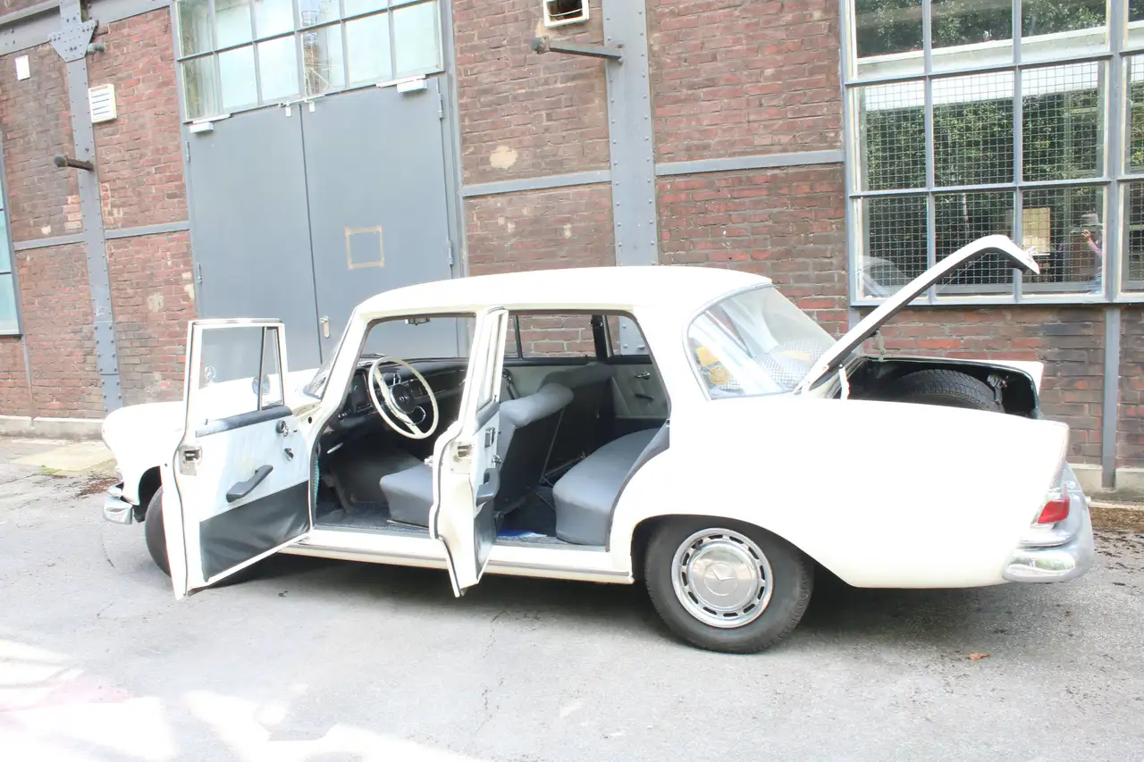 Mercedes-Benz 190 Heckflosse W110, foto 3