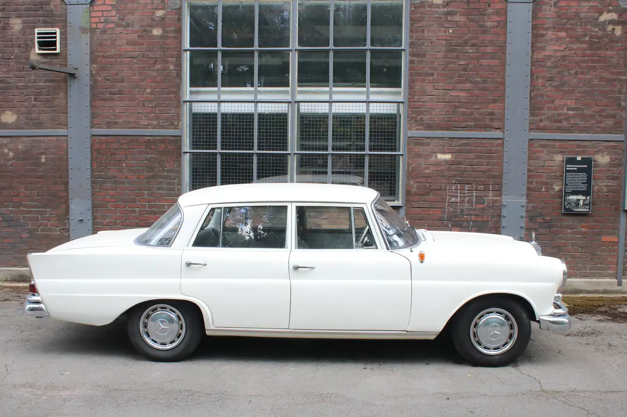 Mercedes-Benz 190 Heckflosse W110, foto 1