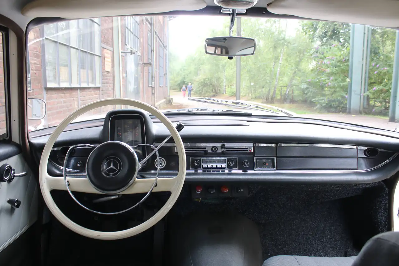 Mercedes-Benz 190 Heckflosse W110, foto 4