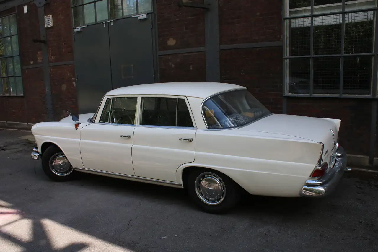 Mercedes-Benz 190 Heckflosse W110, foto 2