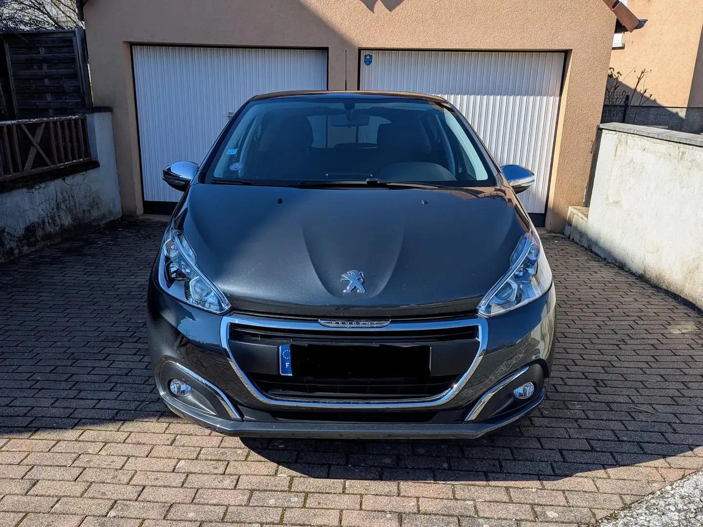 Peugeot 208 1.2+PureTech+82ch+BVM5+Style Gris - 2