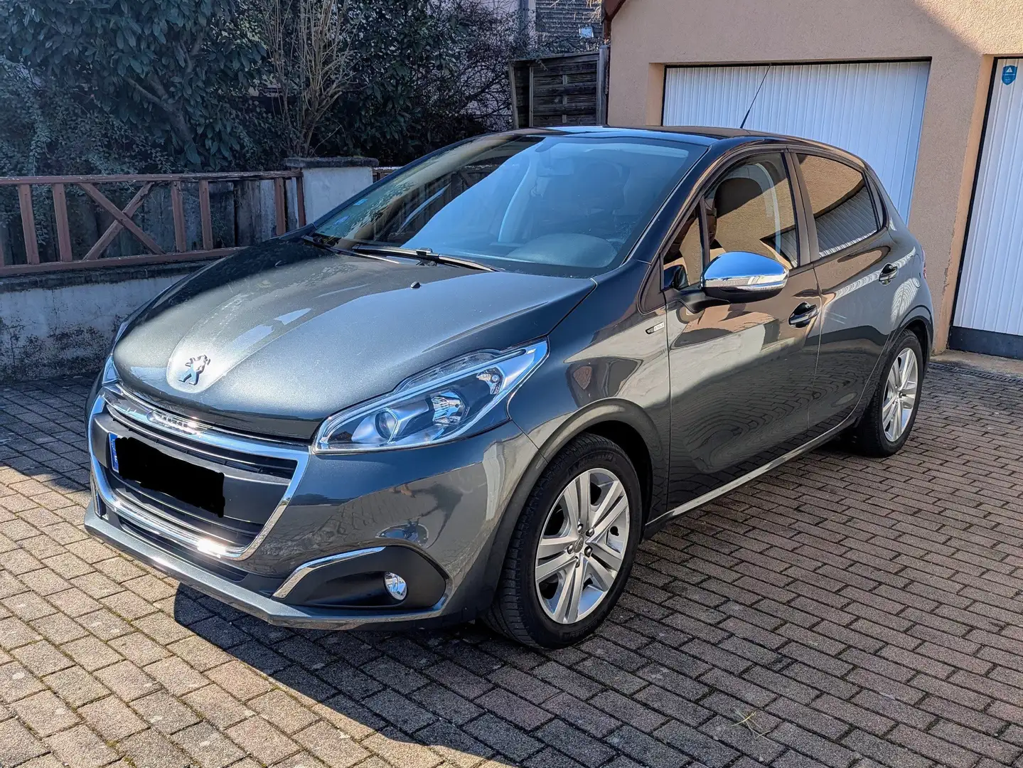 Peugeot 208 1.2+PureTech+82ch+BVM5+Style Gris - 1