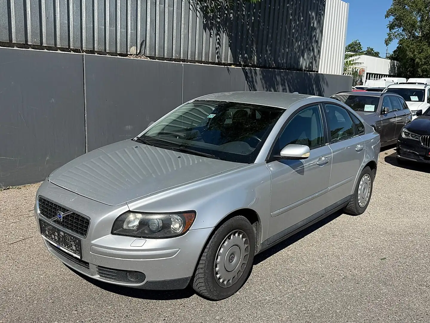 Volvo S40 1,8 Momentum | PICKERL BIS 10/2026 INKL.ÜBERZUG | Grau - 1