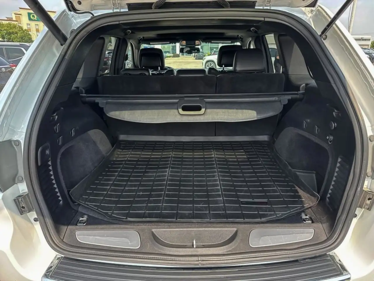 Jeep Grand Cherokee снимка Jeep Grand Cherokee