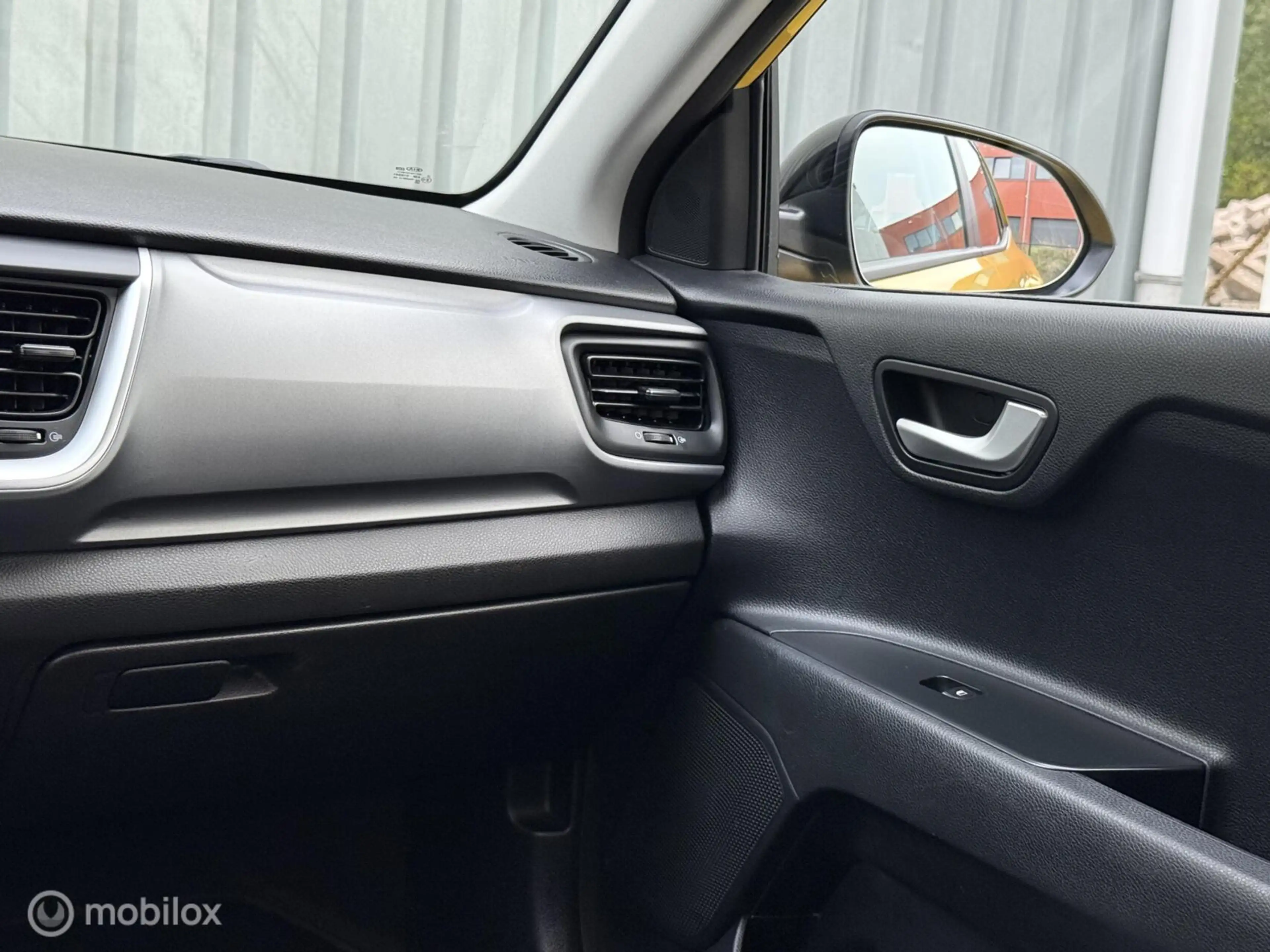 Kia Stonic 1.2 MPi CP-Line Navigator | CarPlay | Camera — photo 21