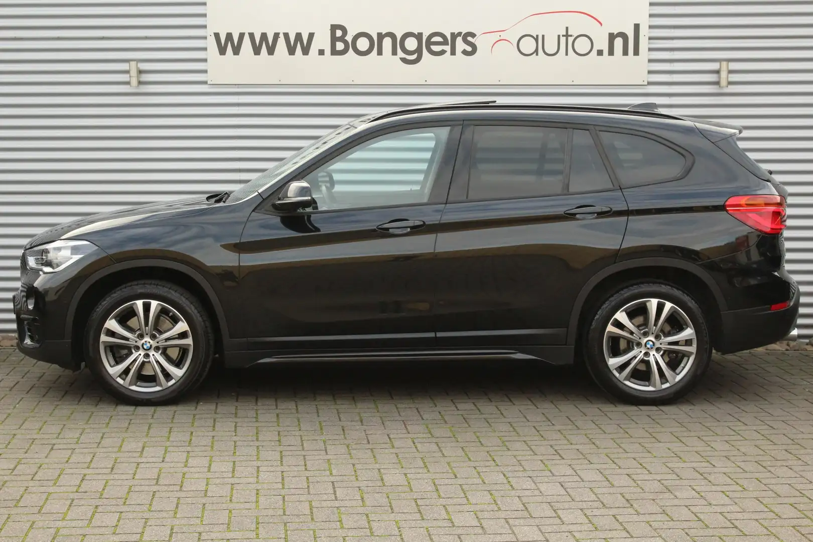 BMW X1 xDrive 20i Sport Line Automaat Noir - 2