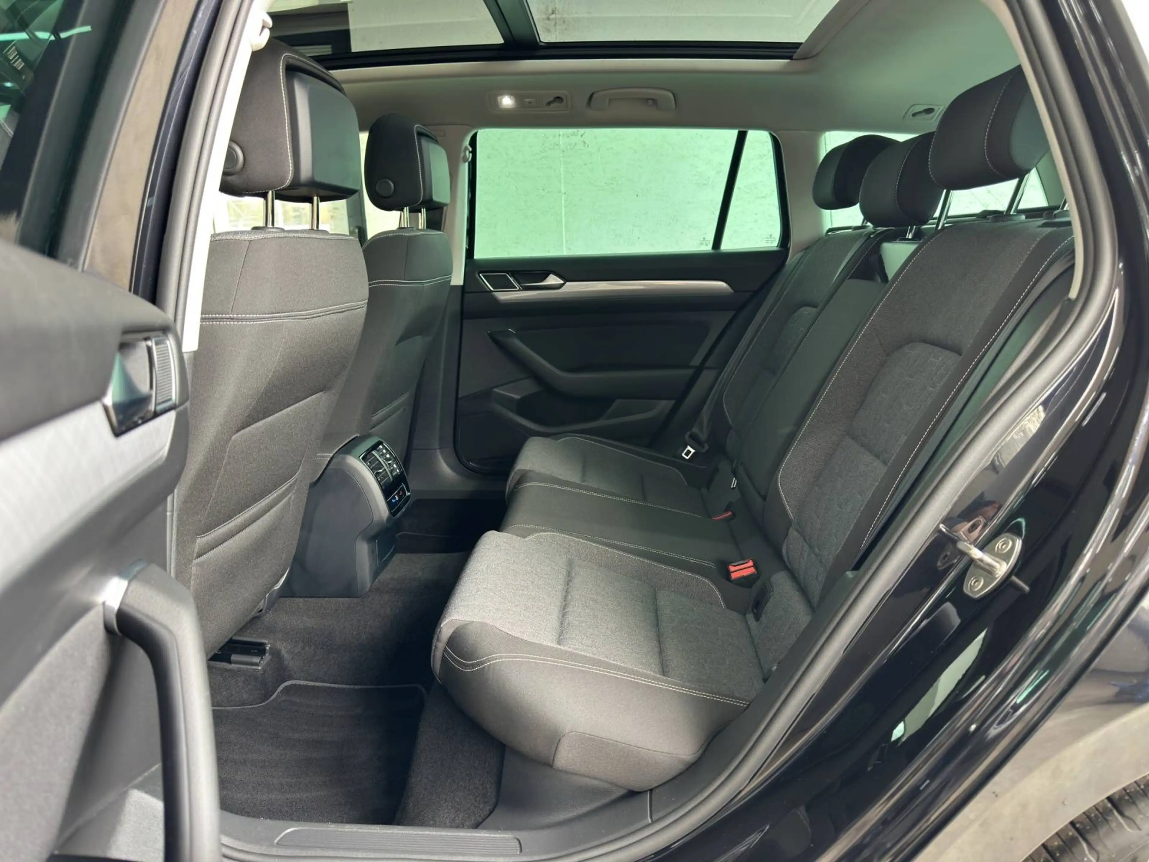 Volkswagen Passat Variant Business, Matrix, Pano, Massage, ACC,... — photo 9