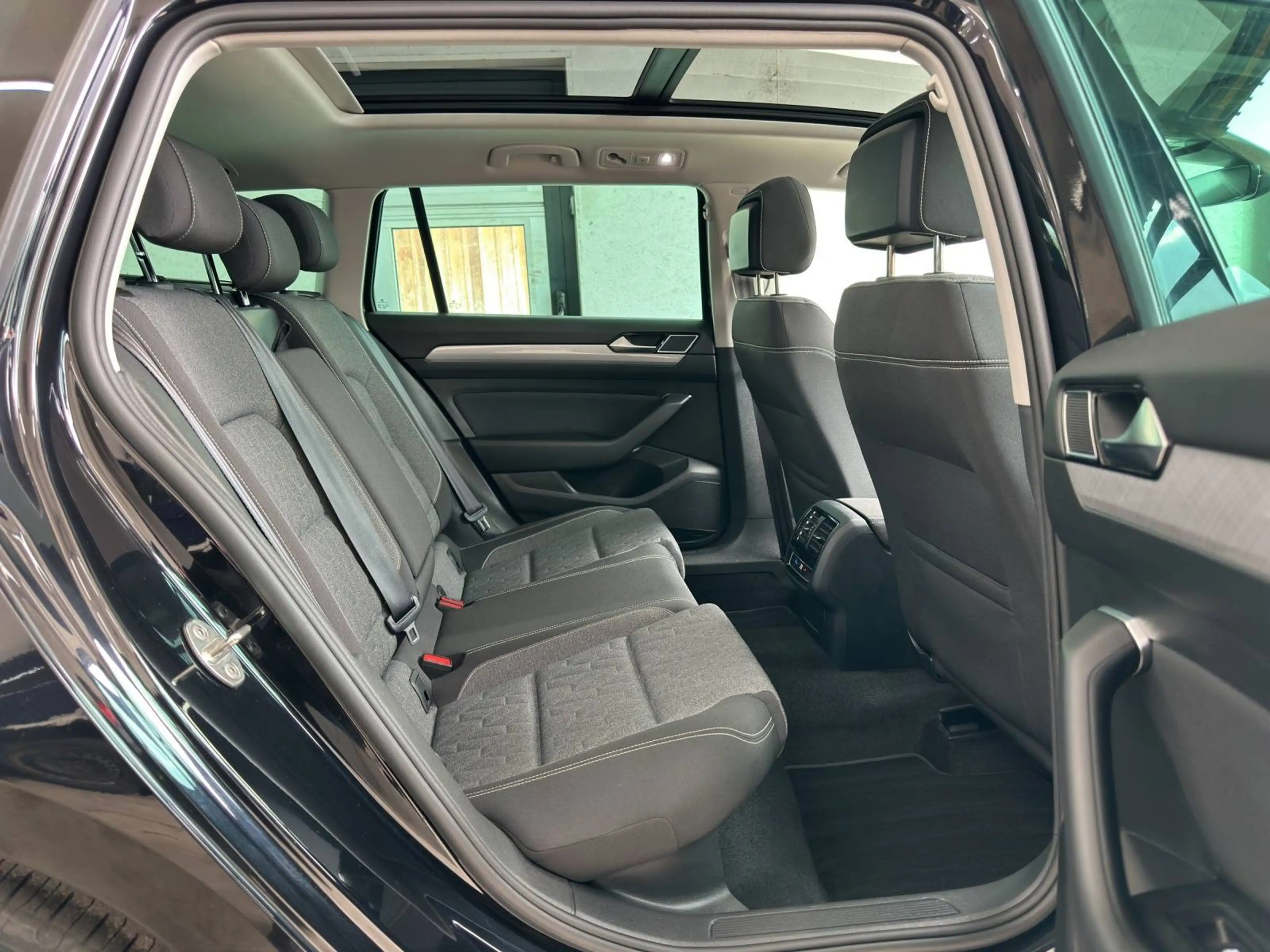 Volkswagen Passat Variant Business, Matrix, Pano, Massage, ACC,... — photo 11
