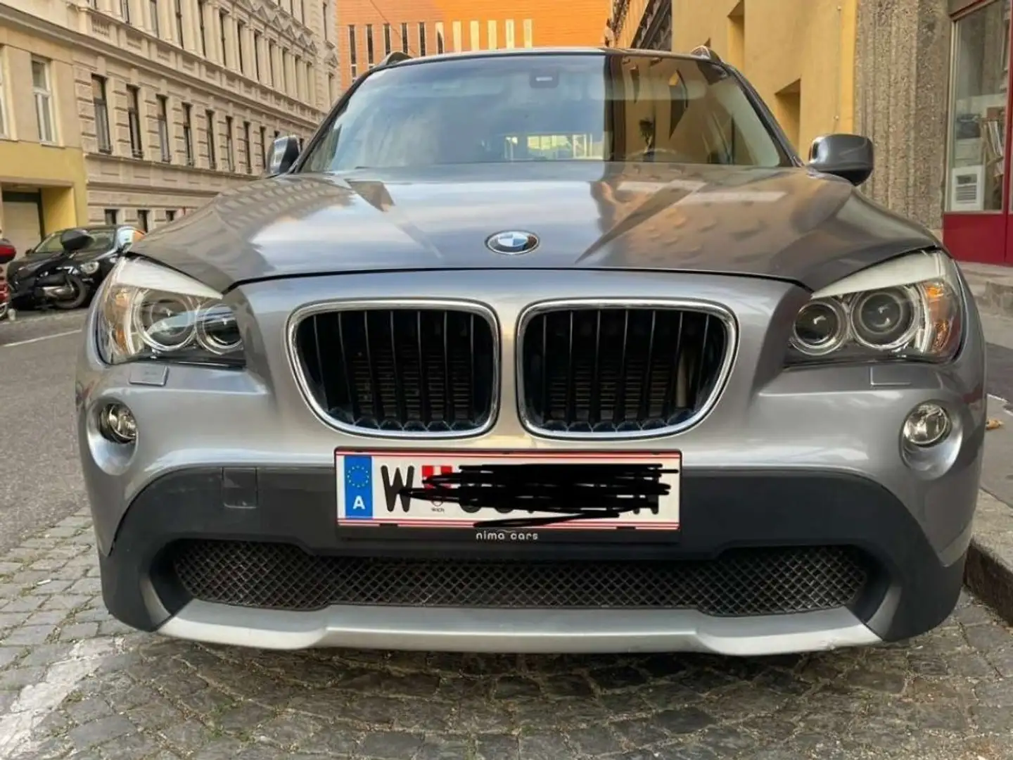 BMW X1 sDrive18d Grau - 1