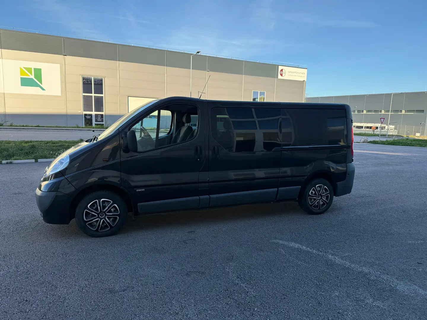Opel Vivaro Combi L1H1 2,5 CDTI 2,9t DPF Tecshift Schwarz - 2