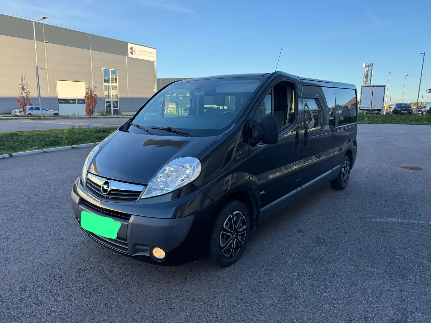 Opel Vivaro Combi L1H1 2,5 CDTI 2,9t DPF Tecshift Schwarz - 1