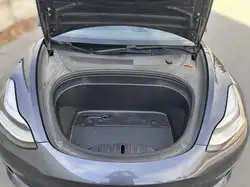 Tesla Model 3 снимка Tesla Model 3
