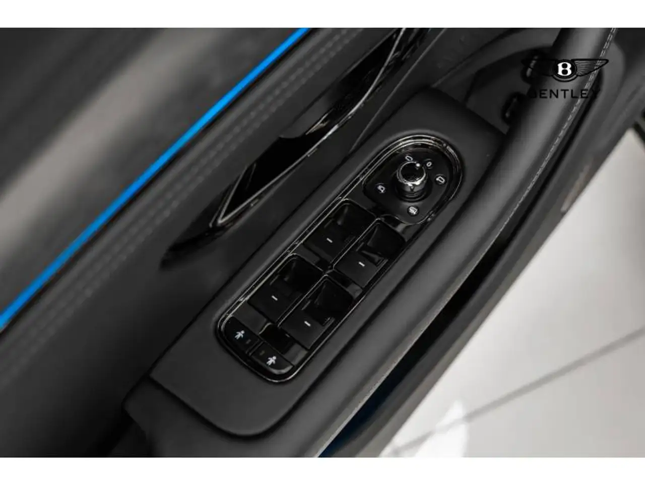 Bentley Flying Spur 2025 — фото 15
