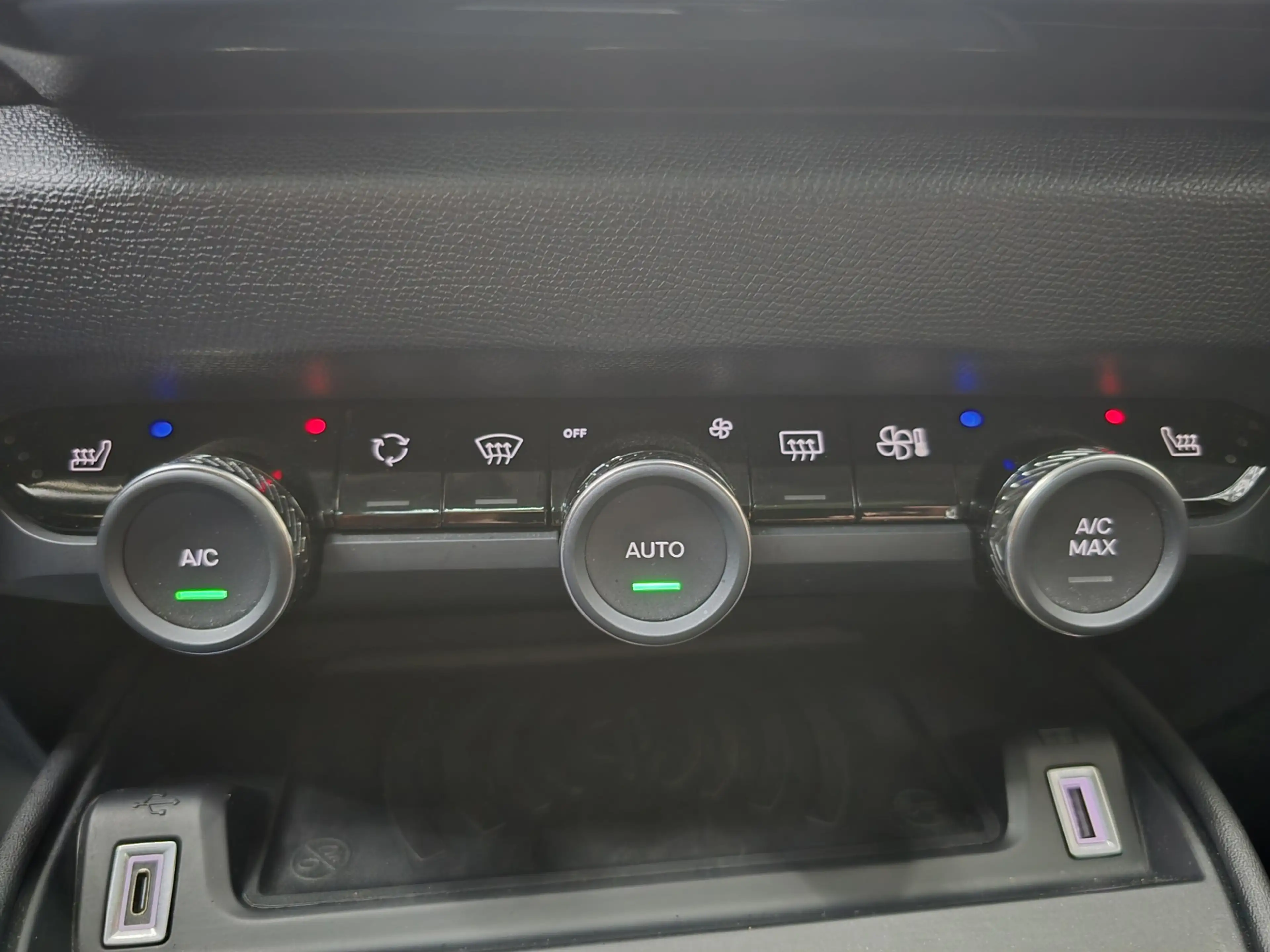 Citroen E-C4 Electric You 50 kWh Pano Leder Navi Camera LM SOH 90% 18"LM — photo 16
