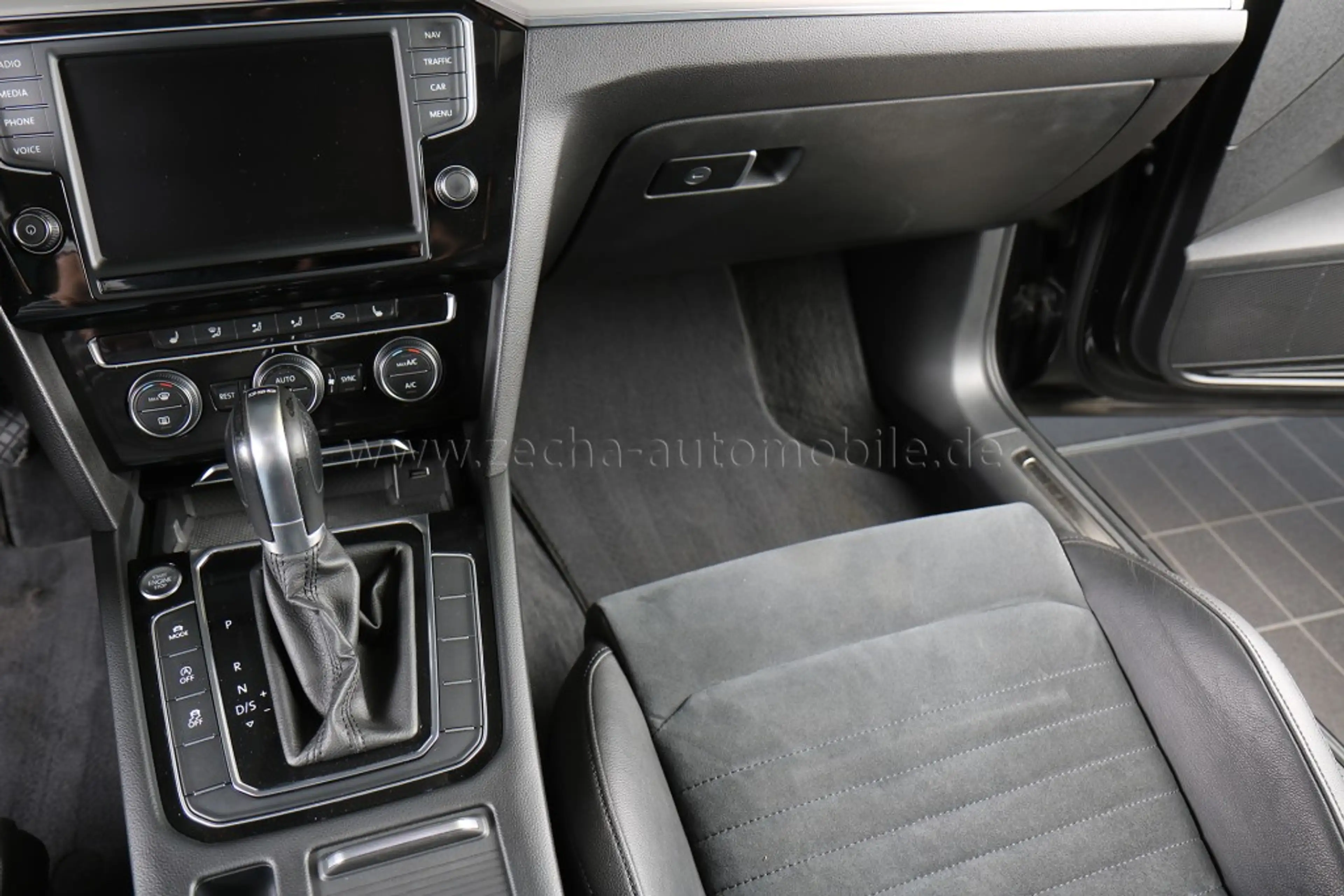 Volkswagen Passat 2.0TDI DSG 4Motion Highline AHK ACC Panod. — photo 9